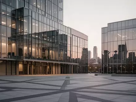 Moderne Architektur eines Rundfunkgebäudes in der Dämmerung mit Glas- und Stahlfassaden. - Foto: über boerse-global.de