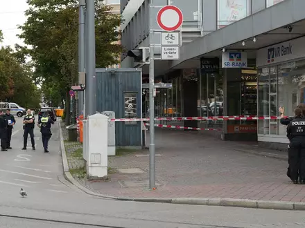 Nach der Explosion in einer Passage eines Geschäftshauses sperrte die Polizei den Bereich für die Spurensuche ab. - Foto: Felix Kirberg/dpa