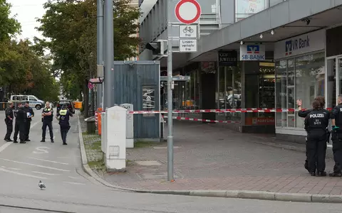 Nach der Explosion in einer Passage eines Geschäftshauses sperrte die Polizei den Bereich für die Spurensuche ab. - Foto: Felix Kirberg/dpa