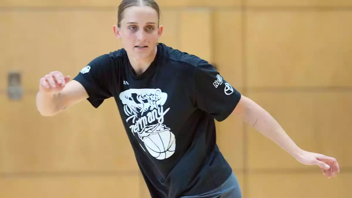 Leonie Fiebich ist der Star bei Deutschlands Basketballerinnen. - Bild: Soeren Stache/dpa