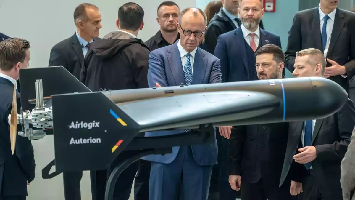 Diese Drohne von Auterion und Airlogix hat eine Reichweite von bis zu 1500 Kilometern. Im April führte sie Auterion-Chef Lorenz Meier (ganz inks, seitlich von hinten zu sehen) Bundeskanzler Friedrich Merz (CDU) und dem ukrainischen Präsident  Wolodymyr Selenskyj vor. - Bild: Michael Kappeler/dpa