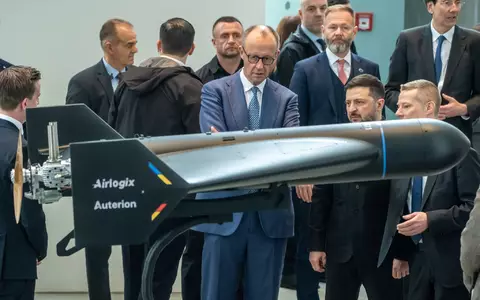 Diese Drohne von Auterion und Airlogix hat eine Reichweite von bis zu 1500 Kilometern. Im April führte sie Auterion-Chef Lorenz Meier (ganz inks, seitlich von hinten zu sehen) Bundeskanzler Friedrich Merz (CDU) und dem ukrainischen Präsident  Wolodymyr Selenskyj vor. - Foto: Michael Kappeler/dpa