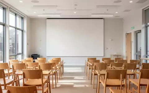 Ein heller, moderner Gemeinschaftsraum mit leeren Stühlen in einem Bildungszentrum, der eine Atmosphäre für Lernangebote schafft. - Foto: über boerse-global.de