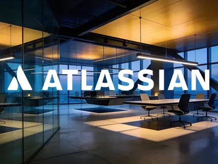 Modernes, minimalistisches Bürointerieur bei Dämmerung als Symbol für Wachstum und digitale Infrastruktur - Foto: über boerse-global.de