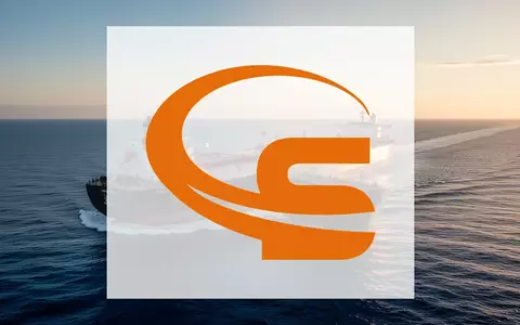 Ein großer Öltanker auf ruhigem, tiefblauem Meer während der goldenen Stunde als Symbol für den globalen Rohstoffhandel. - Foto: über boerse-global.de