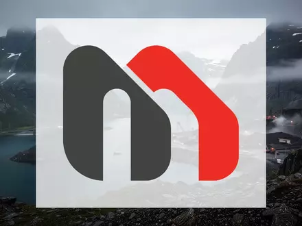 Düstere skandinavische Fjordlandschaft mit nebligen Bergen und tiefblauem Wasser als Symbol für regulatorische Hürden. - Foto: über boerse-global.de