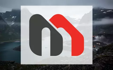 Düstere skandinavische Fjordlandschaft mit nebligen Bergen und tiefblauem Wasser als Symbol für regulatorische Hürden. - Foto: über boerse-global.de