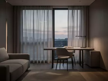 Ein minimalistischer, leerer Schreibtisch in einem modern eingerichteten Raum bei Dämmerung. - Foto: über boerse-global.de