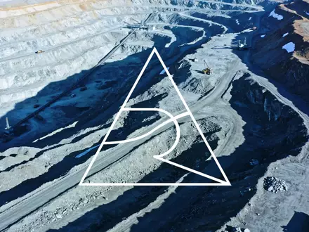 Abstrakte Darstellung einer arktischen Bergbaulandschaft mit metallischen Texturen und kühler, atmosphärischer Beleuchtung. - Foto: über boerse-global.de