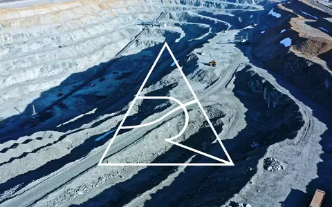 Abstrakte Darstellung einer arktischen Bergbaulandschaft mit metallischen Texturen und kühler, atmosphärischer Beleuchtung. - Foto: über boerse-global.de