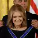 Für ihren jahrzehntelangen Einsatz für Frauen- und Bürgerrechte verlieh ihr der damalige US-Präsident Barack Obama 2013 die Presidential Medal of Freedom, die höchste zivile Auszeichnung der Vereinigten Staaten. - Bild: picture alliance / dpa