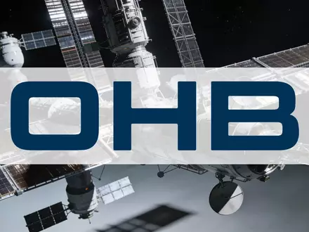 Abstrakte Darstellung von Satellitentechnik und Weltraumarchitektur vor dunklem Hintergrund. - Foto: über boerse-global.de