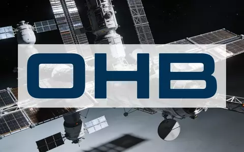Abstrakte Darstellung von Satellitentechnik und Weltraumarchitektur vor dunklem Hintergrund. - Foto: über boerse-global.de