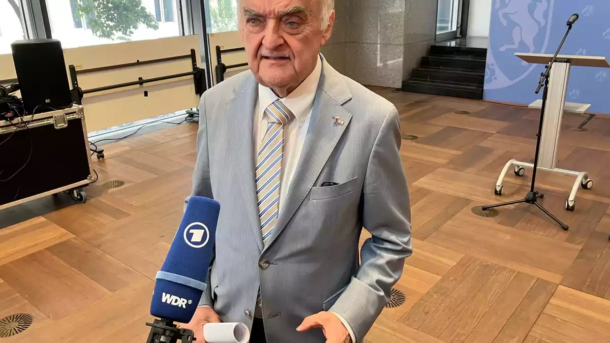 Nordrhein-Westfalens Innenminister Herbert Reul (CDU) sagt, eine Überwachung mit Polizeikräften sei angesichts der Dimension, etwa von Strom- oder Bahnnetzen, nicht möglich.  - Bild: Volker Danisch/dpa