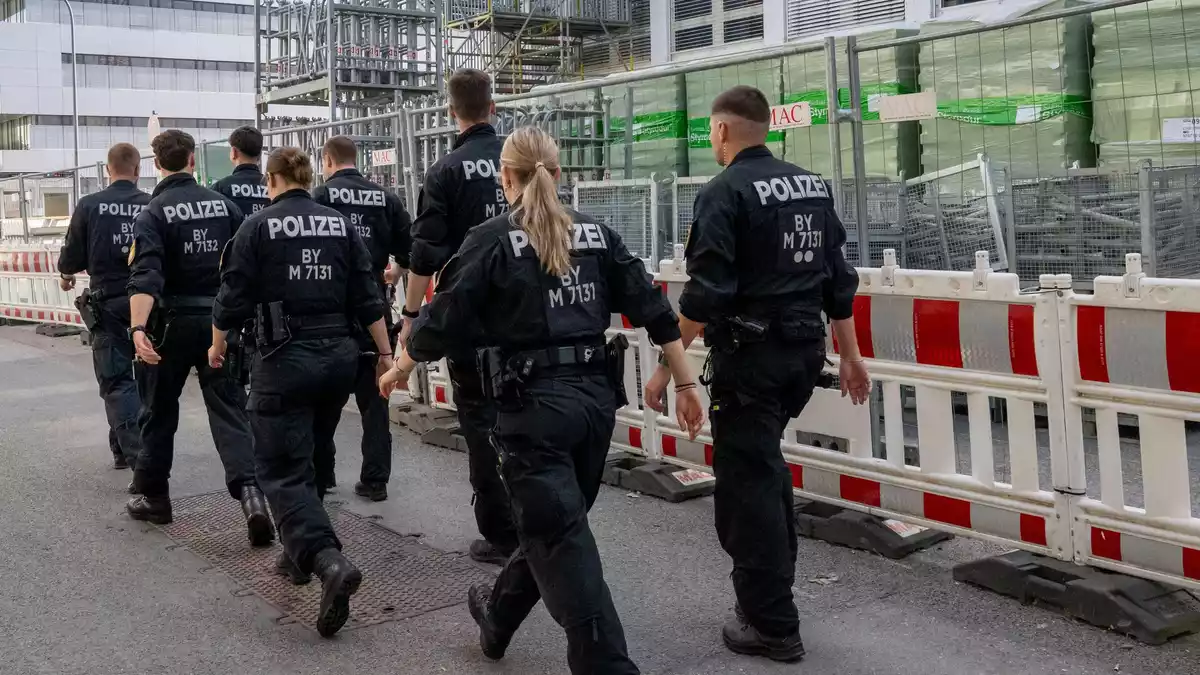 Nicht nur die Attacken auf die Stromversorgung und die Bahn häufen sich, auch Rüstungsunternehmen müssen sich zunehmend Gedanken um ihre Sicherheitsvorkehrungen machen.  - Bild: Peter Kneffel/dpa