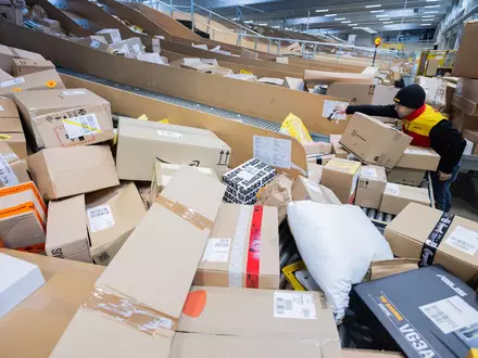 2025 wickelten die europäischen Zollämter nach Angaben der EU-Staaten rund sechs Milliarden Pakete von Onlinehändlern ab. (Symbolbild) - Foto: Rolf Vennenbernd/dpa