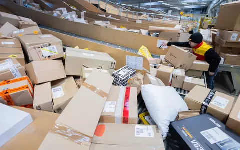 2025 wickelten die europäischen Zollämter nach Angaben der EU-Staaten rund sechs Milliarden Pakete von Onlinehändlern ab. (Symbolbild) - Foto: Rolf Vennenbernd/dpa