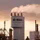 Die deutsche Chemieindustrie ist von der Konjunkturkrise besonders hart getroffen. Nun geht es für einen der wichtigsten deutschen Industriezweige wieder aufwärts - weil der Iran-Krieg die asiatische Konkurrenz noch härter trifft. (Symbolbild) - Bild: Uwe Anspach/dpa