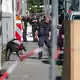 Ein Spürhund war im Einsatz. - Bild: Peter Kneffel/dpa