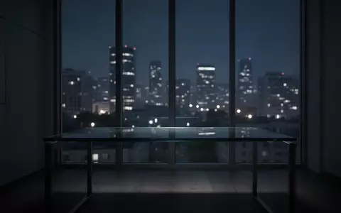 Ein minimalistischer, leerer Arbeitsplatz bei Nacht mit dem Licht der Stadt im Hintergrund, der eine Atmosphäre digitaler Verletzlichkeit vermittelt. - Foto: über boerse-global.de
