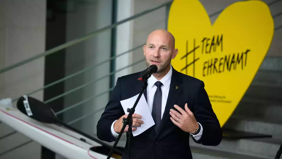 Rauhe kündigte in Berlin an, den Spitzensport und das Ehrenamt stärken zu wollen. - Bild: Bernd von Jutrczenka/dpa