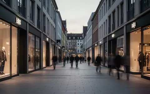 Eine menschenleere, moderne Einkaufsstraße in einer deutschen Stadt bei Dämmerung mit Fokus auf die Architektur. - Foto: über boerse-global.de