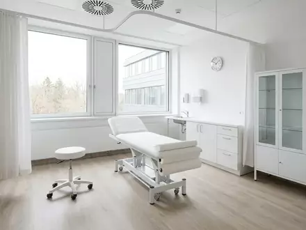 Ein moderner, leerer medizinischer Untersuchungsraum in einer kardiologischen Fachklinik. - Foto: über boerse-global.de