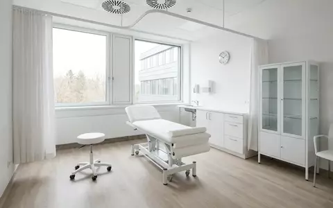 Ein moderner, leerer medizinischer Untersuchungsraum in einer kardiologischen Fachklinik. - Foto: über boerse-global.de