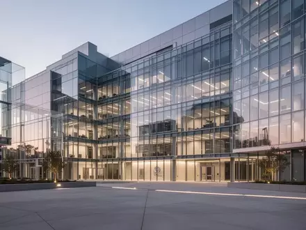 Ein modernes Bürogebäude eines Technologiekonzerns in Kalifornien bei Dämmerung. - Foto: über boerse-global.de