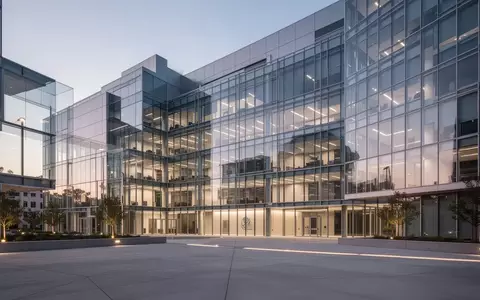Ein modernes Bürogebäude eines Technologiekonzerns in Kalifornien bei Dämmerung. - Foto: über boerse-global.de