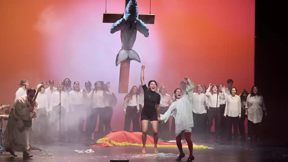 Die Darstellerinnen und Darsteller des Theaterstücks «Timmy - Die Hope stirbt zuletzt». (Archivbild)  - Bild: Georg Wendt/dpa