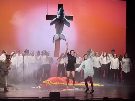 Die Darstellerinnen und Darsteller des Theaterstücks «Timmy - Die Hope stirbt zuletzt». (Archivbild)  - Foto: Georg Wendt/dpa