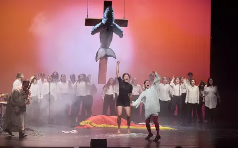 Die Darstellerinnen und Darsteller des Theaterstücks «Timmy - Die Hope stirbt zuletzt». (Archivbild)  - Foto: Georg Wendt/dpa