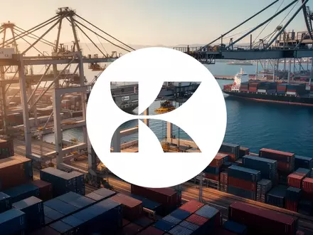 Modernes, automatisiertes Hafenterminal mit Containern in der Abenddämmerung. - Foto: über boerse-global.de