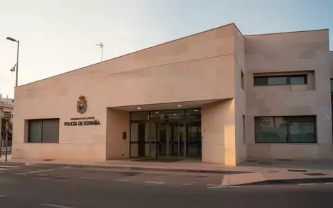 Eingangsbereich einer modernen Polizeistation in Alicante bei Sonnenlicht. - Foto: über boerse-global.de