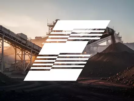 Moderne industrielle Bergbauanlage bei Sonnenaufgang mit Fokus auf metallische Verarbeitungsstrukturen. - Foto: über boerse-global.de
