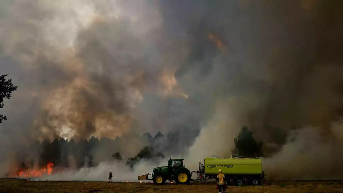 Die klimatischen Bedingungen haben die zahlreichen Waldbrände in Frankreich noch verschlimmert. (Archivbild) - Bild: Alain Jocard/AFP/dpa