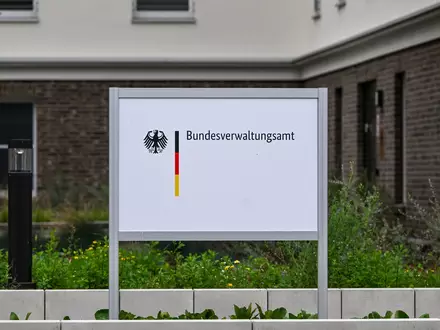 Das Bundesverwaltungsamt. Hier eine Außenstelle in Brandenburg. (Archivbild) - Foto: Jens Kalaene/dpa
