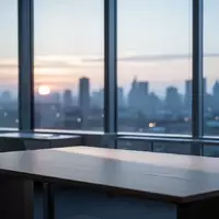 Ein minimalistischer, leerer Arbeitsplatz in einem Büro bei frühem Morgenlicht mit Blick auf eine erwachende Stadt. - Foto: über boerse-global.de