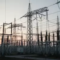 Hochspannungsmast und elektrische Infrastruktur in einem Umspannwerk bei Dämmerung. - Foto: über boerse-global.de