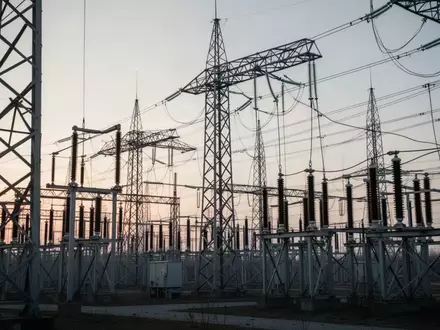 Hochspannungsmast und elektrische Infrastruktur in einem Umspannwerk bei Dämmerung. - Foto: über boerse-global.de