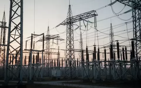 Hochspannungsmast und elektrische Infrastruktur in einem Umspannwerk bei Dämmerung. - Foto: über boerse-global.de