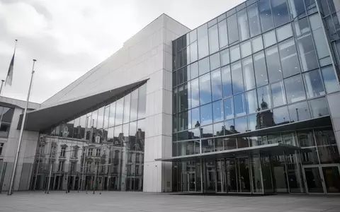 Ein modernes, minimalistisches Behördengebäude in Brüssel mit einer Glasfassade, die den Himmel reflektiert. - Foto: über boerse-global.de