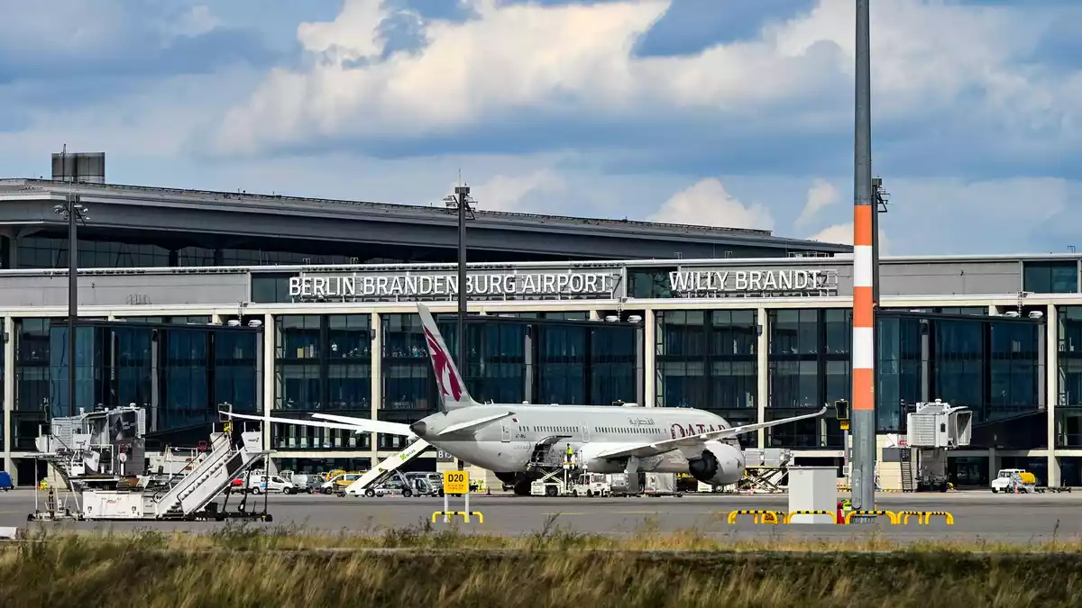 Nach einem Gefahrgut-Alarm ist Terminal 1 am BER geräumt worden. (Symbolbild) - Bild: Jens Kalaene/dpa