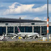 Nach einem Gefahrgut-Alarm ist Terminal 1 am BER geräumt worden. (Symbolbild) - Foto: Jens Kalaene/dpa
