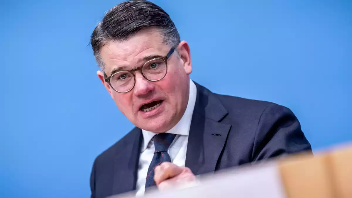 Boris Rhein (CDU), Ministerpräsident von Hessen, pocht auf den Verbleib der Commerzbank in Frankfurt. (Archivbild) - Bild: Michael Kappeler/dpa