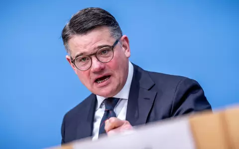 Boris Rhein (CDU), Ministerpräsident von Hessen, pocht auf den Verbleib der Commerzbank in Frankfurt. (Archivbild) - Foto: Michael Kappeler/dpa