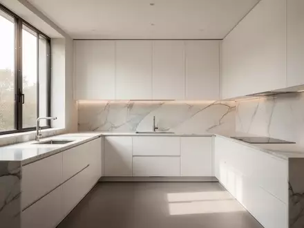 Eine moderne, minimalistische Küche mit klaren Linien und natürlichem Lichteinfall. - Foto: über boerse-global.de