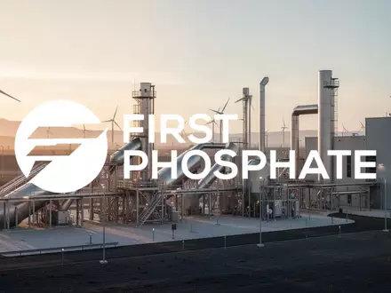 Moderne industrielle Förderanlage für Mineralien in einer stimmungsvollen Landschaft bei Sonnenaufgang. - Foto: über boerse-global.de