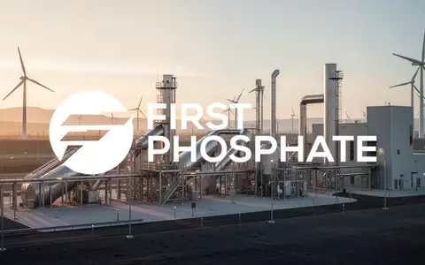 Moderne industrielle Förderanlage für Mineralien in einer stimmungsvollen Landschaft bei Sonnenaufgang. - Foto: über boerse-global.de